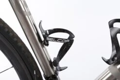 Selcof Carbon Bottle Cage Gloss Black 10 Selcof Carbon Bottle Cage Gloss Black -GearNest Sale Store BOSEPCEGBK P4 01